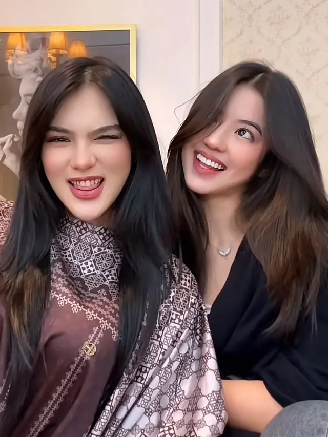 Chemistry Davina Karamoy dan Vonny Felicia di kamera. (credit:tiktok.com/@davinakaramoy)