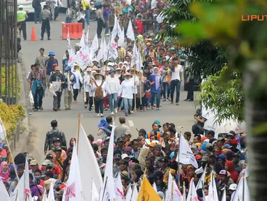[FOTO] Ribuan Petani Serbu Gedung KPK