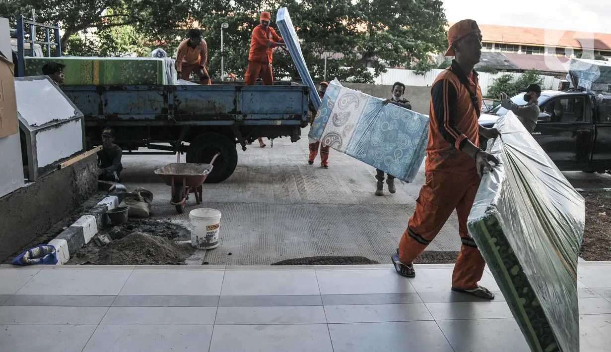 Petugas PPSU mengangkut kasur untuk korban kebakaran Pasar Gembrong yang direlokasi ke Rusun Cipinang Besar Utara, Jakarta Timur, Senin (23/5/2022). Nantinya, korban kebakaran akan menempati rusun tersebut selama tiga bulan secara gratis seiring menunggu permukiman rampung direvitalisasi. (merdeka.com/Iqbal S Nugroho)