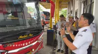 Petugas Gabungan Lakukan Ramp Check Armada Bus Mudik Lebaran di Depok
