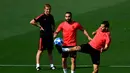 Bek Real Madrid, Dani Carvajal (tengah) bersama Nacho Fernandez (kanan) saat berlatih di Madrid, Spanyol, Selasa (18/9). Los Blancos akan mempertahanan mahkota Eropa melawan AS Roma pada laga pembuka Grup G Liga Champions. (GABRIEL BOUYS/AFP)