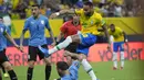 Pada menit ke-40 Brasil hampir memperbesar keunggulan melalui Neymar. Tendangan volinya di depan gawang Uruguay masih mampu ditepis Fernando Muslera. (AP/Andre Penner)