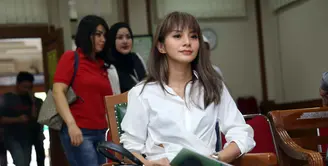 Sidang cerai Kirana Larasati dan Tama Gandjar kembali digelar untuk kedua kalinya. Dalam sidang yang beragenda mediasi itu, pihak tergugat kembali tidak hadir. Sidang pun ditunda  lantaran berkas Kirana yang belum lengkap. (Nurwahyunan/ Bintang.com)