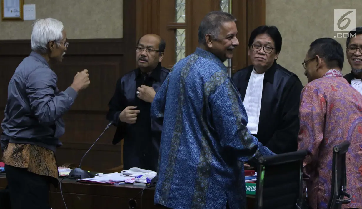 Terdakwa kasus dugaan suap proyek PLTU Riau-1 yang juga mantan Dirut PLN, Sofyan Basir (ketiga kiri) saat jeda sidang lanjutan di Pengadilan Tipikor, Jakarta, Senin (5/8/2019). Sidang beragendakan mendengar keterangan saksi-saksi. (Liputan6.com/Helmi Fithriansyah)