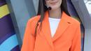 Sedang ingin tampil bold dalam warna terang? Cobalah memilih warna blazer tangerine orange yang match dengan ikat pinggangnya. Padukan dengan jeans favorit. [IG @ririndwiariyanti]