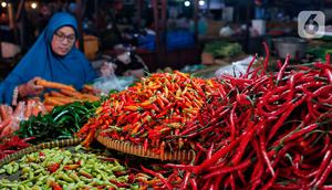 Aneka jenis cabai dijual di Pasar Kebayoran, Jakarta, Selasa (7/3/2023). Harga cabai rawit merah di DKI Jakarta terpantau naik sudah menembus Rp 100 ribu per kilogram. (Liputan6.com/Angga Yuniar)