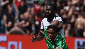 Pemain Sassuolo, Armand Lauriente, (depan) berebut bola dengan pemain Milan, Fikayo Tomori, dalam pertandingan sepak bola Serie A Italia antara Sassuolo dan Milan di Reggio Emilia, Italia, Minggu, 3 Mei 2026. (Gianni Santandrea/LaPresse via AP)