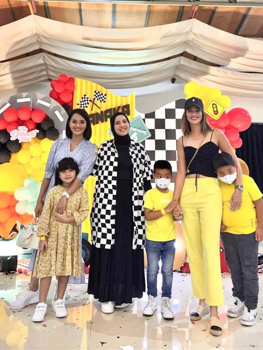 <p>Sosok yang tak ketinggalan hadir adalah Nia Ramadhani. Ia tampil santai black spaghetti crop top, dipadukan dengan highwaist pants warna kuning, dan topi. (Instagram/tya_ariestya).</p>