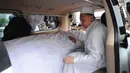 Wakil Presiden ke-9 RI, Hamzah Haz memegang peti jenazah istrinya, Asmaniah jelang diberangkatkan dari rumah duka di Jakarta, Selasa (12/9). Jenazah akan dimakamkan di pemakaman keluarga di Bogor, Jawa Barat. (Liputan6.com/Helmi Fithriansyah)
