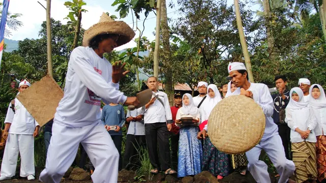 Pantang Makan Nasi dan Piring Kaca, Cara Jalawastu Hargai Alam