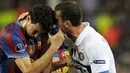 Pertikaian gelandang Inter Milan Thiago Motta (kanan) dengan midfielder Barcelona Sergio Busquets di laga leg kedua semifinal Liga Champions di Nou Camp, 28 April 2010. AFP PHOTO/LLUIS GENE 