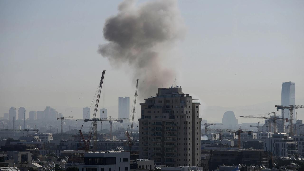 FOTO: Serangan Rudal Iran Kembali Guncang Tel Aviv