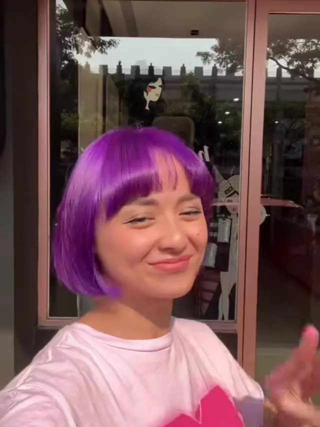 Pesona Joanna Alexandra dengan Warna Rambut Ungu