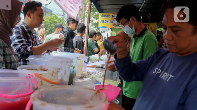 Pasar Takjil Benhil Masih Jadi Primadona Warga Berburu Penganan Berbuka Puasa
