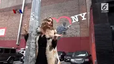 Aktris dan model Cinta Laura berada di New York City dalam rangka New York Fashion Week dan sejumlah kegiatan lainnya