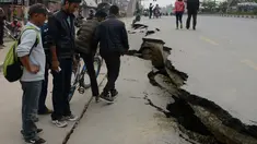 Jalan di Kathmandu terbelah dua akibat gempa bumi yang menghantam Nepal, Minggu (26/4/2015). Gempa berkekuatan 7,8 Skala Richter dikabarkan telah menelan korban sekitar 2000 jiwa. (AFP Photo/Prakash Mathema)