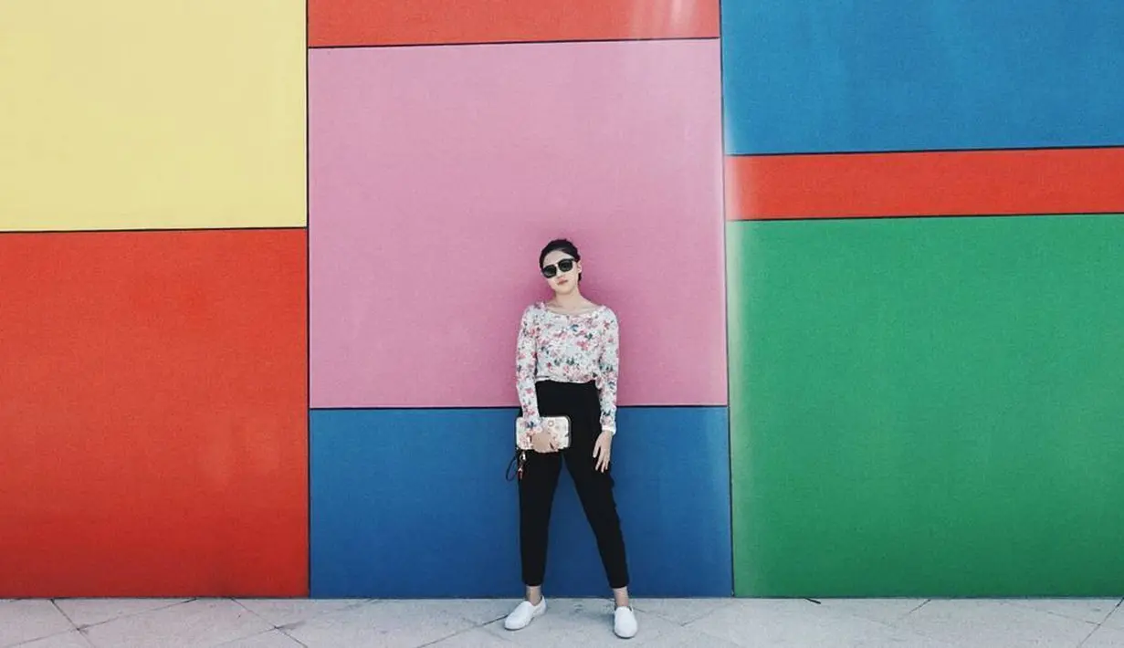 Nah kalau yang satu ini, gaya Isyana kece banget. Simple namun keren banget. Ia memakai celana hitam, atasan bermotif floral dan kacamata hitamnya yang hits. Semakin kasual, Isyana memakai sneakers putihnya. (Instagram/isyanasarasvati)