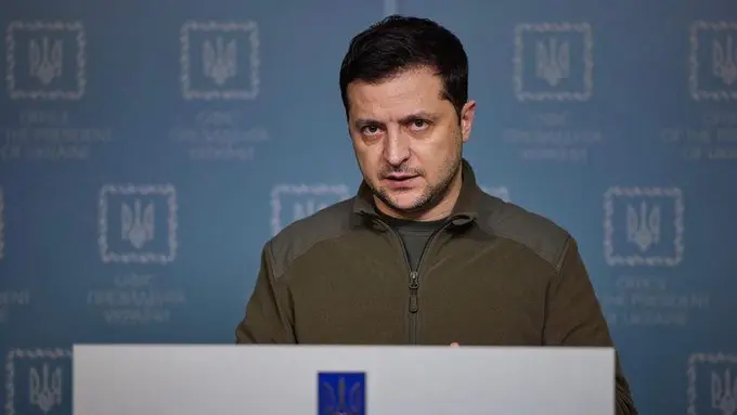 Dilelang, Jaket Hijau Army Ikonis Presiden Ukraina Volodymyr Zelensky Berhasil Terjual Rp1,6M