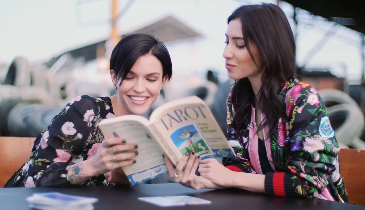 Ruby dan Jess memang sudah jadian dari tahun 2008 kemudian putus. Mereka pun balikan pada tahun 2016. (Youtube)