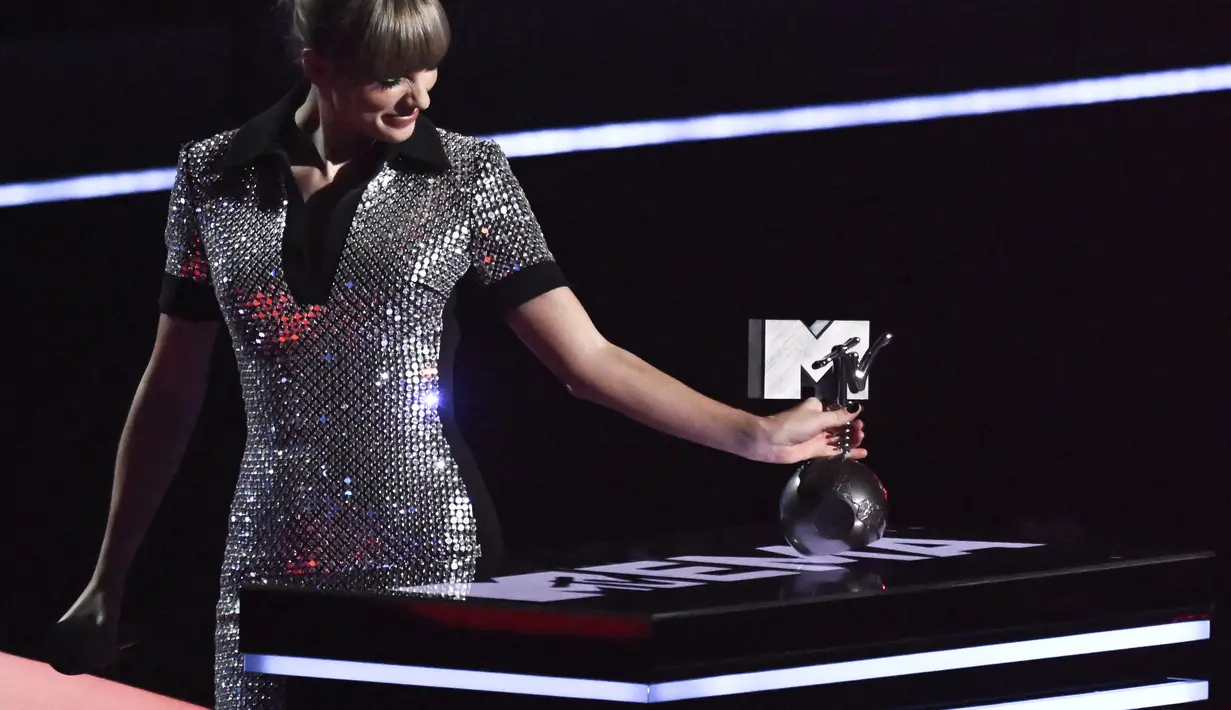 Taylor Swift saat meraih penghargaan untuk "Best Video" " selama MTV Europe Music Awards 2022 di Düsseldorf, Jerman (13/11/2022). Taylor Swift meraih empat penghargaan yaitu Best Artist, Best Video, Best Pop dan Best Longform Video untuk lagu 'All Too Well (10 Minute Version) (Versi Taylor Version). (AFP/Sascha Schuermann)