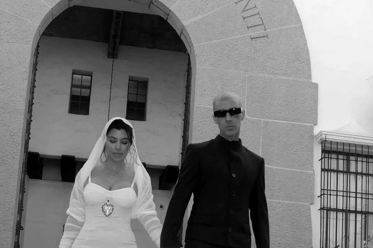 Selebrasi Sederhana Kourtney Kardashian Menikah Secara Legal dengan Travis Baker, Kenakan Gaun Mini dan Veil Dramatis