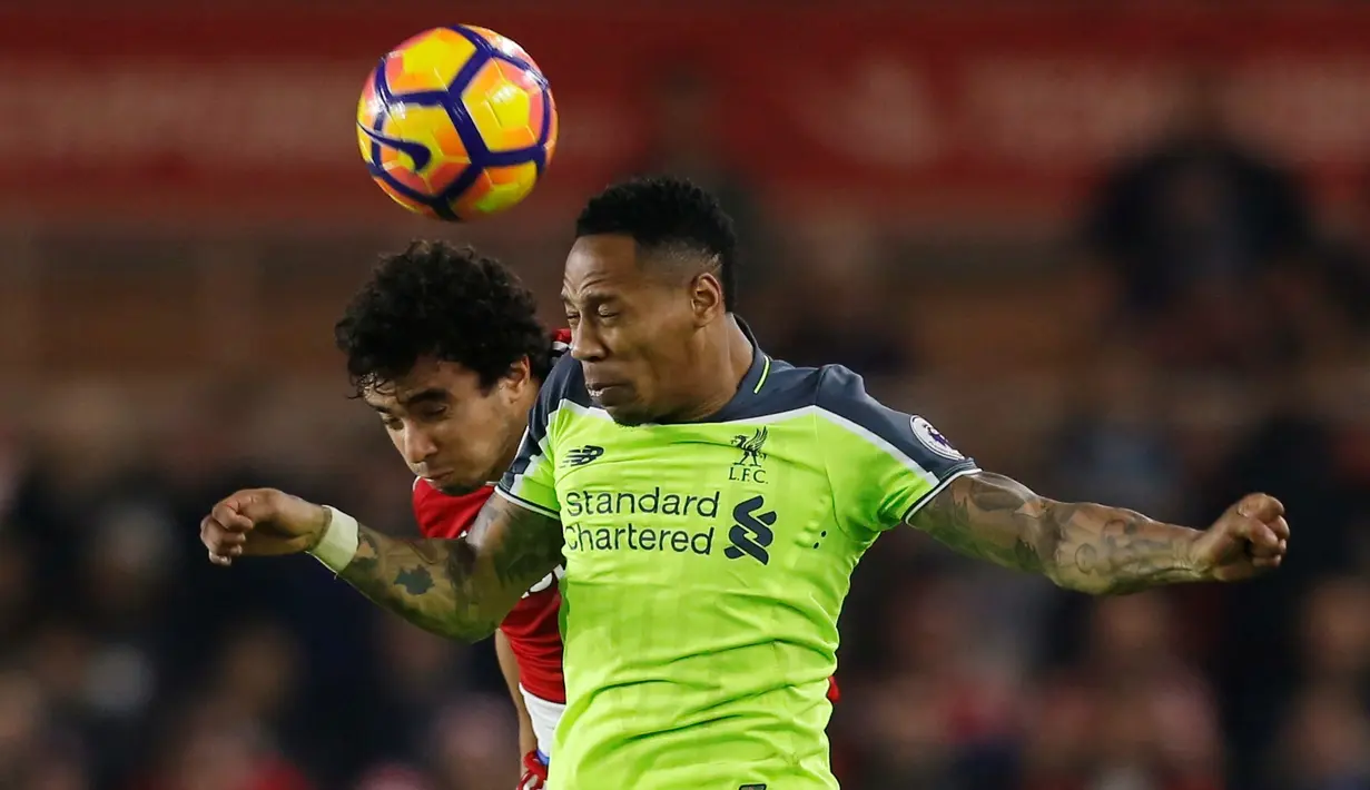 Duel antara pemain Liverpool, Nathaniel Clyne, dan pemain Middlesbrough, Fabio, dalam lanjutan Premier League di Stadion Riverside, Middlesbrough, Rabu (14/12/2016) waktu setempat. (Action Images via Reuters/Ed Sykes)