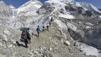 Pada 22 Februari 2016, pendaki melewati gletser di base camp Mount Everest, Nepal. (AP Photo/Tashi Sherpa)