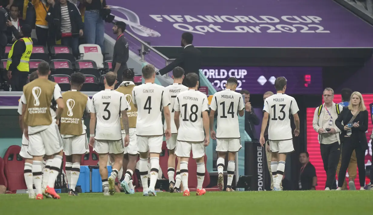 <p>Pemain Jerman berjalan meninggalkan lapangan setelah matchday ketiga Grup E Piala Dunia 2022 melawan Kosta Rika yang berlangsung di Al Bayt Stadium, Jumay (01/12/2022). (AP/Darko Bandic)</p>