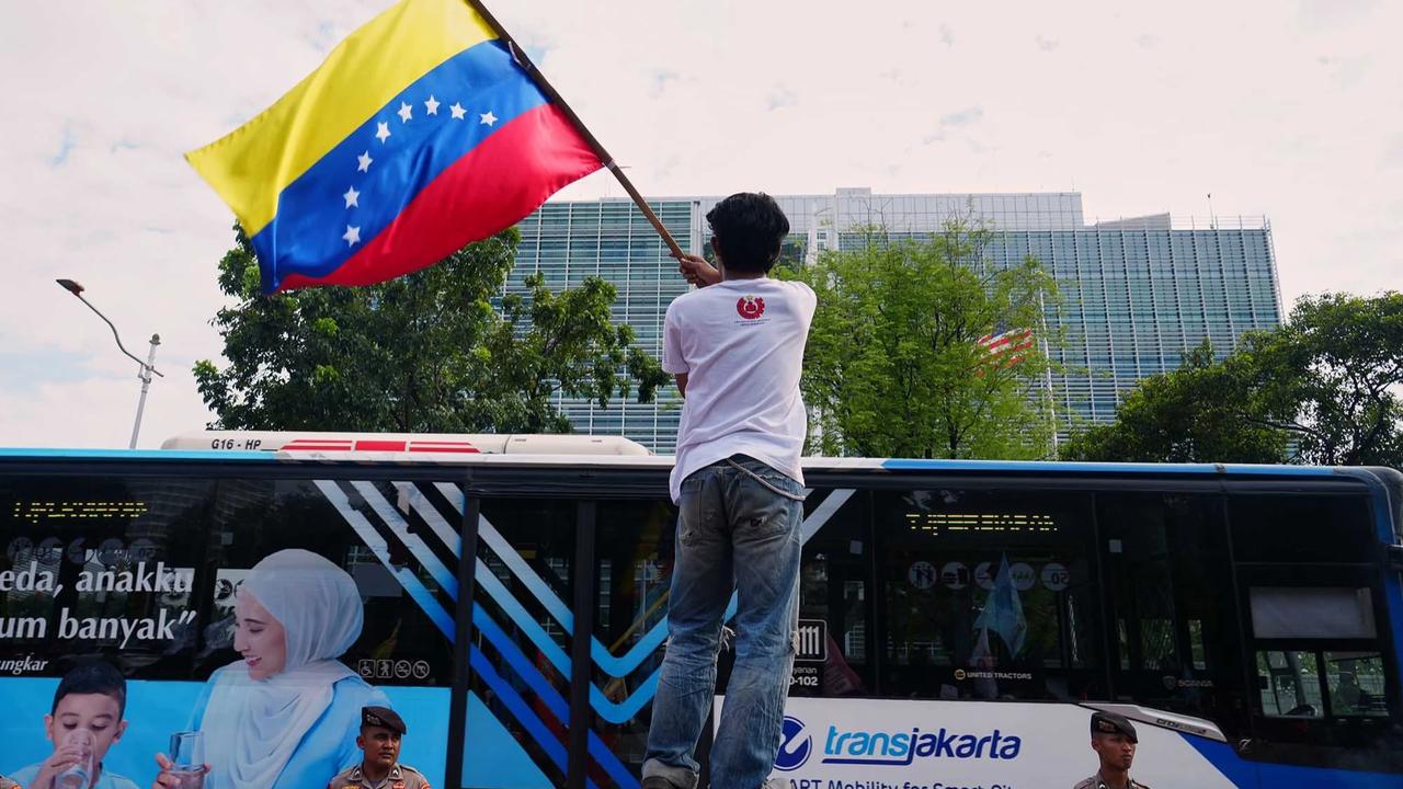 FOTO: Aksi Buruh dan Mahasiswa di Jakarta Protes Penangkapan Presiden Venezuela