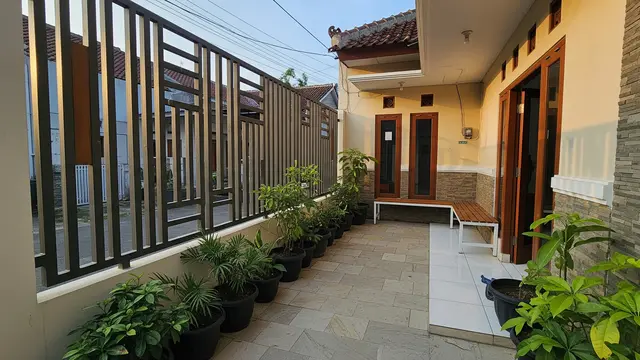9 Desain Teras Samping Memanjang yang Adem untuk Lahan 1 Meter