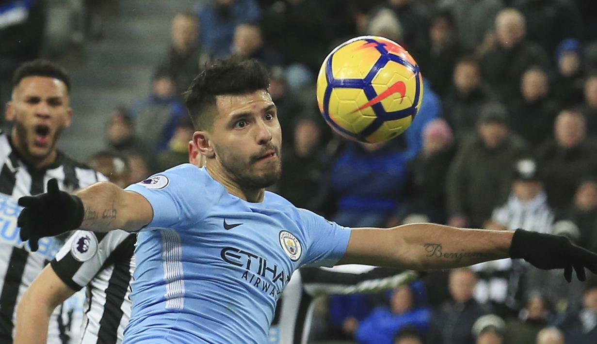 Pemain Manchester City, Sergio Aguero mencoba melepaskan tembakan saat diadang pemain Newcastle United pada lanjutan Premier League di St James' Park, Newcastle-upon-Tyne, (27/12/2017). Manchester City menang 1-0. (AFP/Lindsey Parnaby)