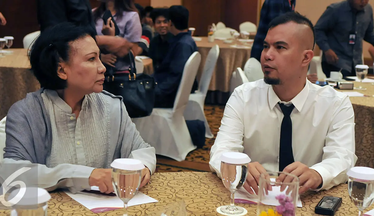 Balon Gubernur DKI Jakarta, Ahmad Dhani berbincang dengan Aktivis Ratna Sarumpaet saat acara diskusi di Jakarta, Selasa (16/3). Diskusi membahas "Perlukah Artis dan seniman Berpolitik". (Liputan6.com/Johan Tallo)