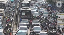 Pada hari ini, Jumat (16/5/2025) pukul 18.00 WIB, kualitas udara Jakarta masuk dalam kategori tidak sehat bagi kelompok sensitif.(Liputan6.com/Angga Yuniar)