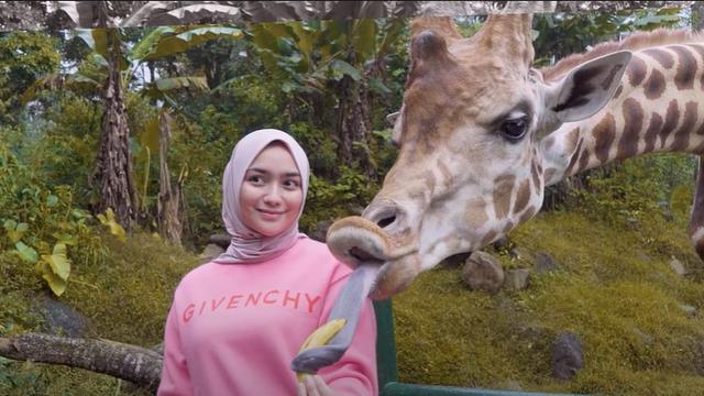 Tetap Mesra, Ini 6 Momen Liburan Citra Kirana dan Rezky Adhitya Bareng Anak