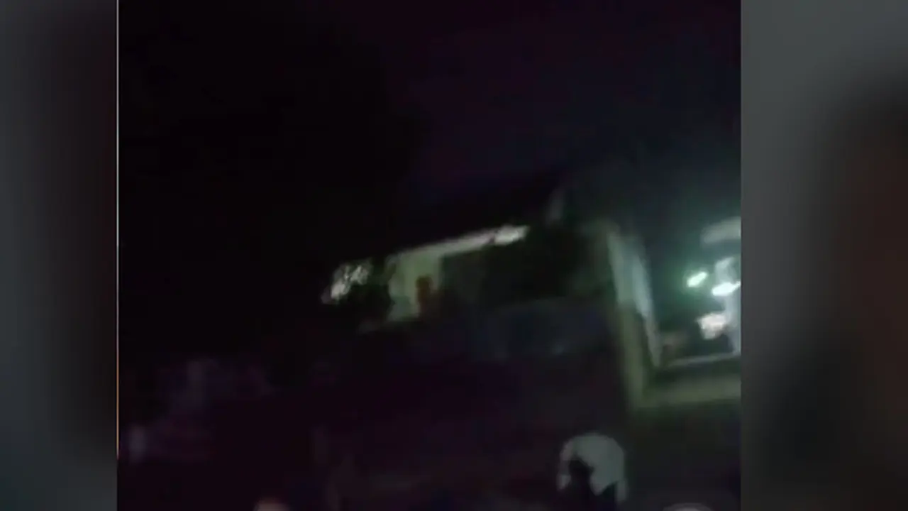 viral sekelompok remaja merekam sosok aneh berjalan kayang