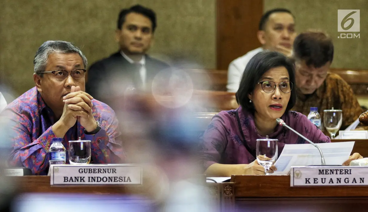 Menteri Keuangan Sri Mulyani Indrawati (kanan) bersama Gubernur BI Perry Warjiyo mengikuti rapat kerja dengan Komisi XI DPR RI di Kompleks Parlemen, Senayan, Jakarta, Senin (17/6/2019). Raker tersebut membahas mengenai asumsi dasar makro dalam RAPBN 2020. (Liputan6.com/Johan Tallo)