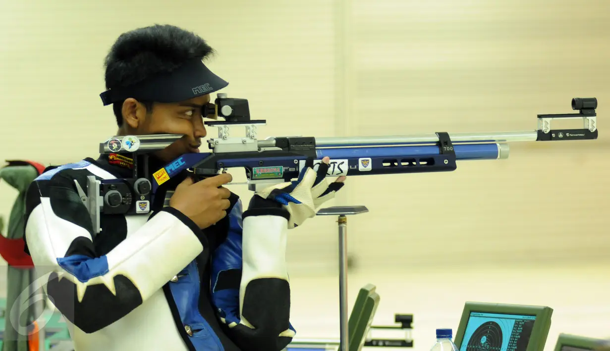 Petembak Junior Indonesia, Fathur Gustafian saat berlaga di Final 10m Air Rifle Men Junior Kejuaraan Menembak se-Asia Tenggara di Jakarta, Selasa (24/11/2015). Fathur meraih medali perak dengan raihan 198.8 poin. (Liputan6.com/Helmi Fithriansyah) 