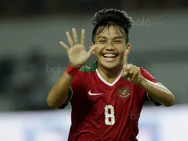 Gelandang Indonesia U-19, Witan Sulaeman, melakukan selebrasi usai mencetak gol ke gawang Thailand pada laga persahabatan di Stadion Wibawa Mukti, Cikarang, Minggu (8/10/2017). Indonesia menang 3-0 atas Thailand. (Bola.com/M Iqbal Ichsan)