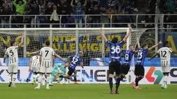 Pemain Inter Milan, Federico Dimarco, mencetak gol ke gawang Juventus pada laga Coppa Italia di Stadion Giuseppe Meazza Kamis (27/04/2023). Gol satu-satunya pada laga tersebut dicetak oleh Federico Dimarco. (AP Photo/Luca Bruno)