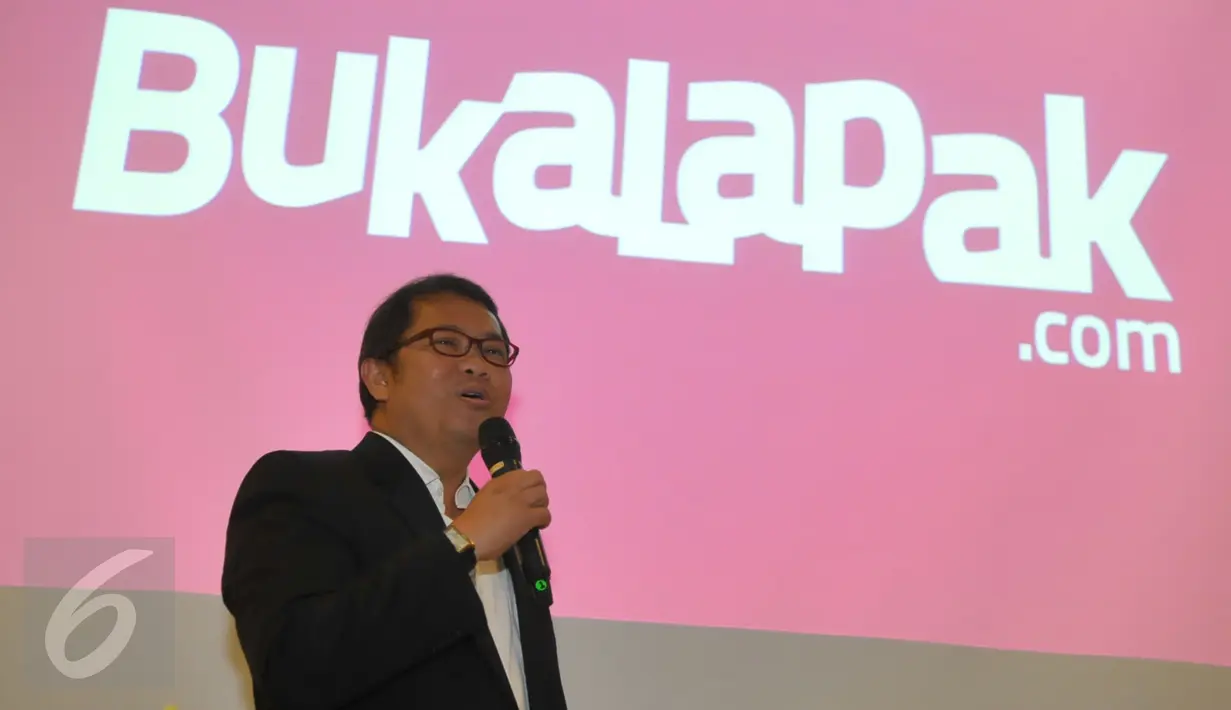 Menkominfo Rudiantara memberi kata sambutan pada acara peresmian kantor Bukalapak.com yang bertepatan dengan perayaan ulang tahun ke-6 di kawasan Kemang, Jakarta, Selasa (12/1). Acara dimeriahkan dengan prosesi potong tumpeng. (Liputan6.com/Faisal R Syam)