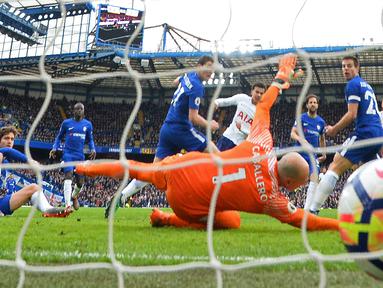 Gawang kiper Chelsea Willy Caballero berhasil dibobol oleh gelandang Tottenham Hotspur Dele Alli saat pertandingan Liga Inggris di Stamford Bridge, London (4/1). Tottenham Hotspur menang 3-1 atas Chelsea. (AFP Photo/Glyn Kirk)