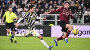 Gelandang Juventus, Fabio Miretti (kiri) mencetak gol penyeimbang 1-1 ke gawang Salernitana pada laga babak 16 besar Coppa Italia 2023/2024 di Juventus Stadium, Turin, Jumat (5/1/2024) dini hari WIB. (dpa via AP Photo/Marco Alpozzi)
