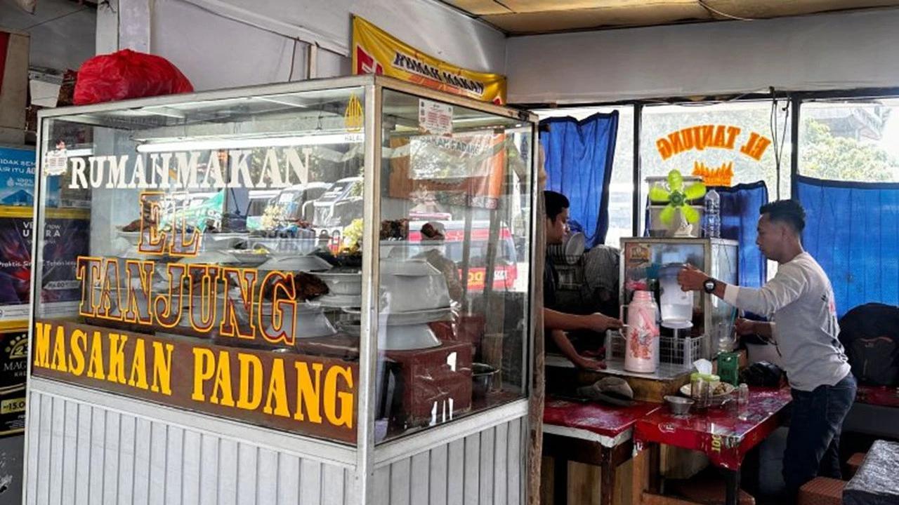 Berkah Mudik 2026, Pedagang Nasi di Terminal Kampung Rambutan Raup Omzet hingga Rp8 Juta per Hari