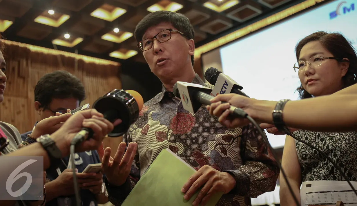 Dirut PT Surya Citra Media Tbk (SCMA) Sutanto Hartono memberi keterangan pers usai menghadiri paparan publik SCM di SCTV Tower, Jakarta, Jumat (16/12/2016). SCM akan semakin memperkuat bisnis konten di 2017 (Liputan6.com/Faizal Fanani)