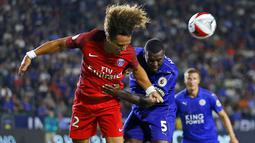 Pemain PSG, David Luiz (kiri) berebut bola dengan pemain Leicester City, Wes Morgan pada ajang International Champions Cup 2016 di StubHub Center, Carson, California, (30/7/2016). PSG menang 4-0. (Reuters/Mike Blake)