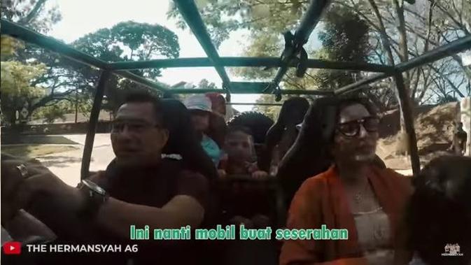 Anang Hermansyah naik mobil buatan Pindad (YouTube)