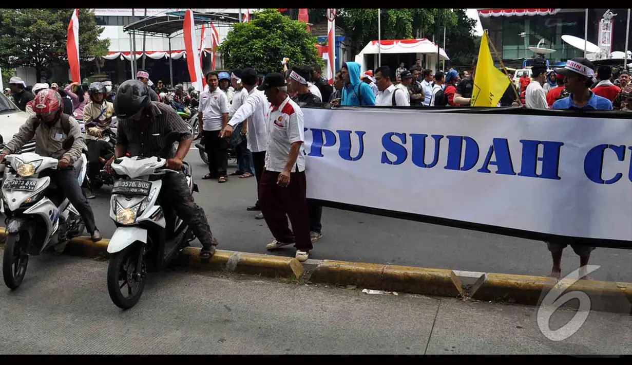 Pengendara motor nekat memasuki jalur busway dengan memaksa motornya melewati pembatas jalan, Jakarta, Senin (18/8/2014) (Liputan6.com/Miftahul Hayat)