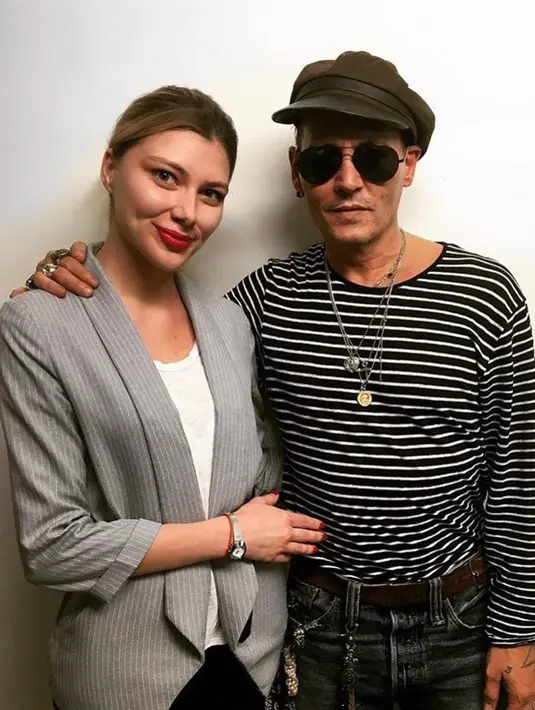 Ia pun menyempatkan diri untuk berfoto bersama dengan beberapa fans. (instagram/johnnydeppofficial)