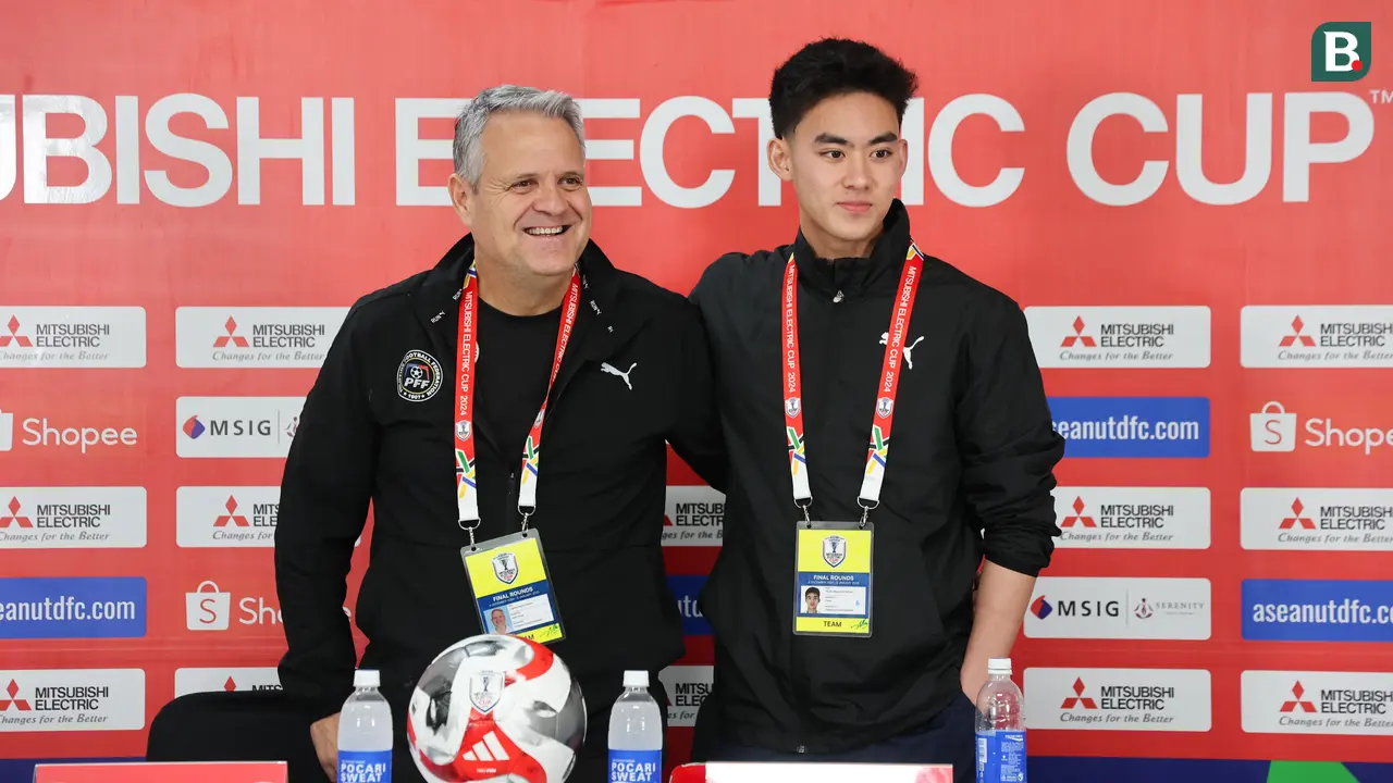 Pemain andalan Timnas Filipina, Sandro Reyes (kanan) dan pelatih Filipina, Albert Capellas Herms