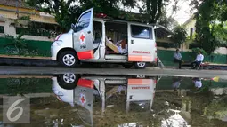 Seorang siswa SMP N 2 Pakem ,Fitrian (14) sedang mengerjakan soal Ujian Nasional di halaman SMP N 2 Pakem, Sleman, (10/5). Akibat kecelakaan,Fitrian terpaksa melaksanakan UN di dalam mobil ambulans . (Liputan6.com/Boy Harjanto)